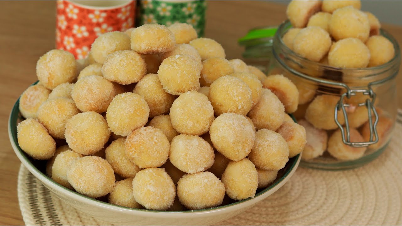 Desfrute do sabor único dos Biscoitos de Maracujá, uma receita que combina amido de milho, manteiga e suco concentrado de maracujá. Esses biscoitos irresistíveis apresentam uma textura delicada e um aroma envolvente, proporcionando uma experiência culinária excepcional. Ao seguir nossa receita cuidadosamente elaborada, você obterá biscoitos dourados e crocantes, prontos para conquistar paladares exigentes. A adição da calda de maracujá oferece um toque final exuberante, elevando o sabor a novas alturas. Compartilhe momentos especiais ao oferecer ou saborear esses biscoitos deliciosos. Ideal para qualquer ocasião, essa iguaria caseira é a escolha perfeita para quem busca indulgência com qualidade. Descubra a alegria de criar algo extraordinário na cozinha e faça dos Biscoitos de Maracujá a opção irresistível para suas indulgências. Adoce sua vida com cada mordida desses biscoitos feitos com paixão e cuidado.